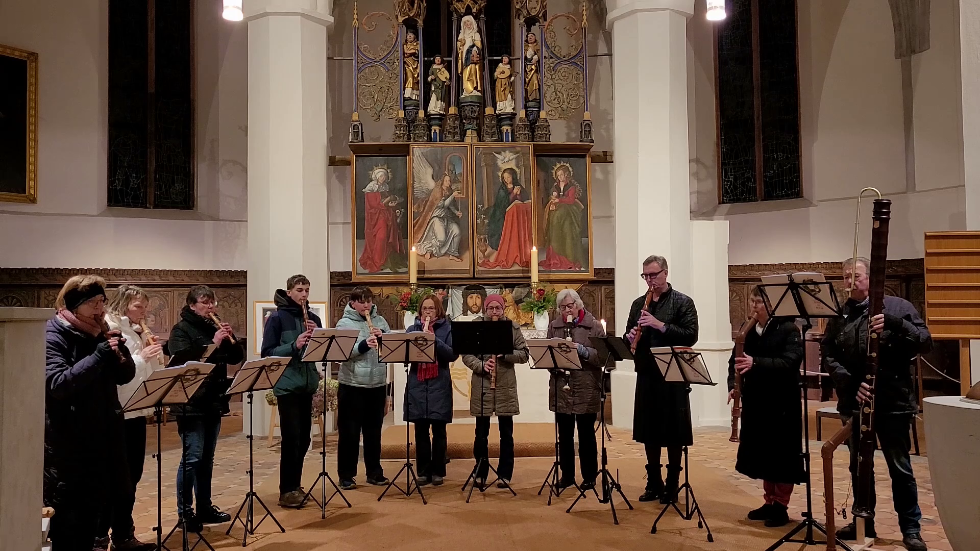 Zwei Mitarbeitende der Evangelischen Jugendarbeit sind durch den Kaputzenpulli mit dem Aufdruck #gesegnet zu erkennen (Foto: Düring/KKZF)