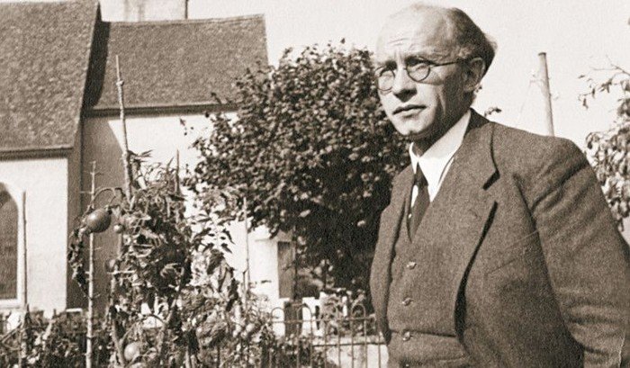 Heinrich Vogel vor Kirche (Historisches Foto=