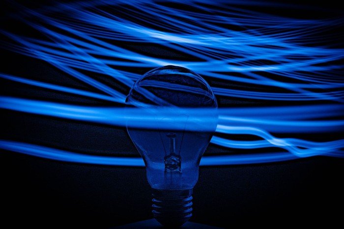 Blaues Licht vor Lampe (Foto: unsplash.com)