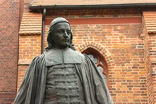 Zwei Mitarbeitende der Evangelischen Jugendarbeit sind durch den Kaputzenpulli mit dem Aufdruck #gesegnet zu erkennen (Foto: Düring/KKZF)