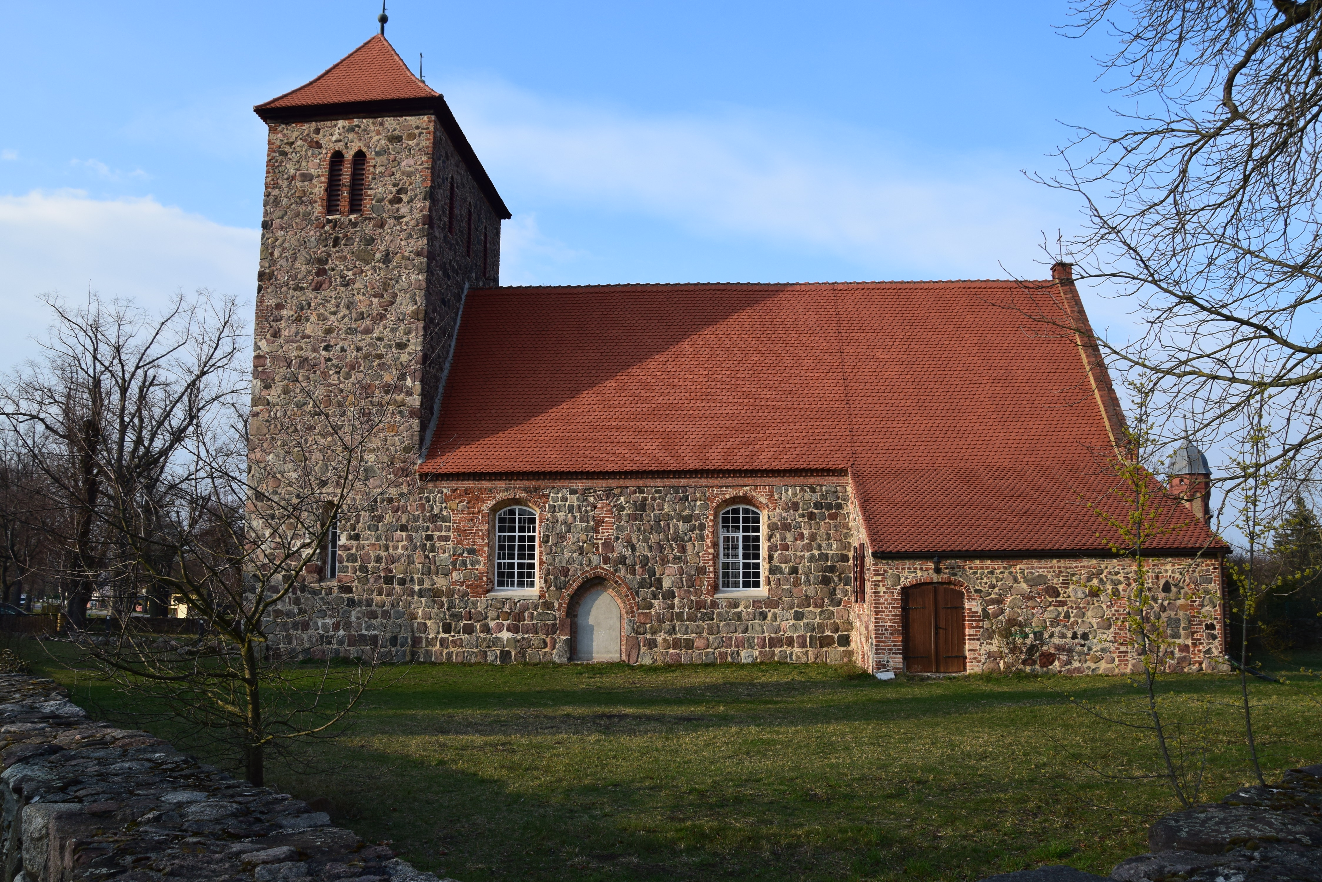 Ansicht der Feldsteinkirche Dahlewitz (Foto: Düring/KKZF)