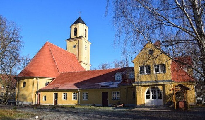 Dankeskirche Halbe mit dem Freizeitheim (Foto: Düring/KKZF)