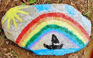 Mit Regenbogen bemalter Stein (Foto: fundus-medien.de