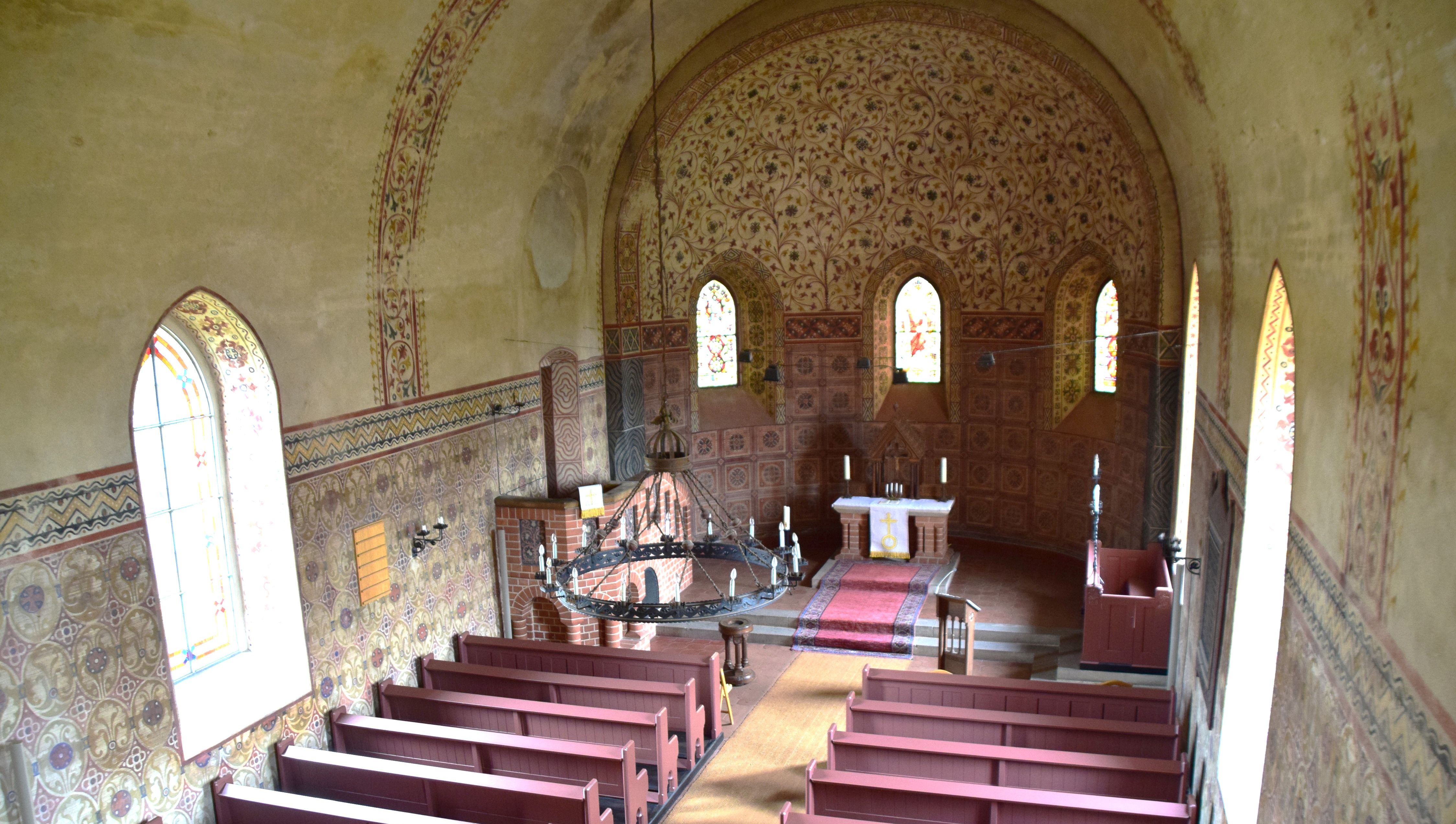 Innenraum der Gröbener Kirche mit viel Wandmalerei (Foto: Düring)