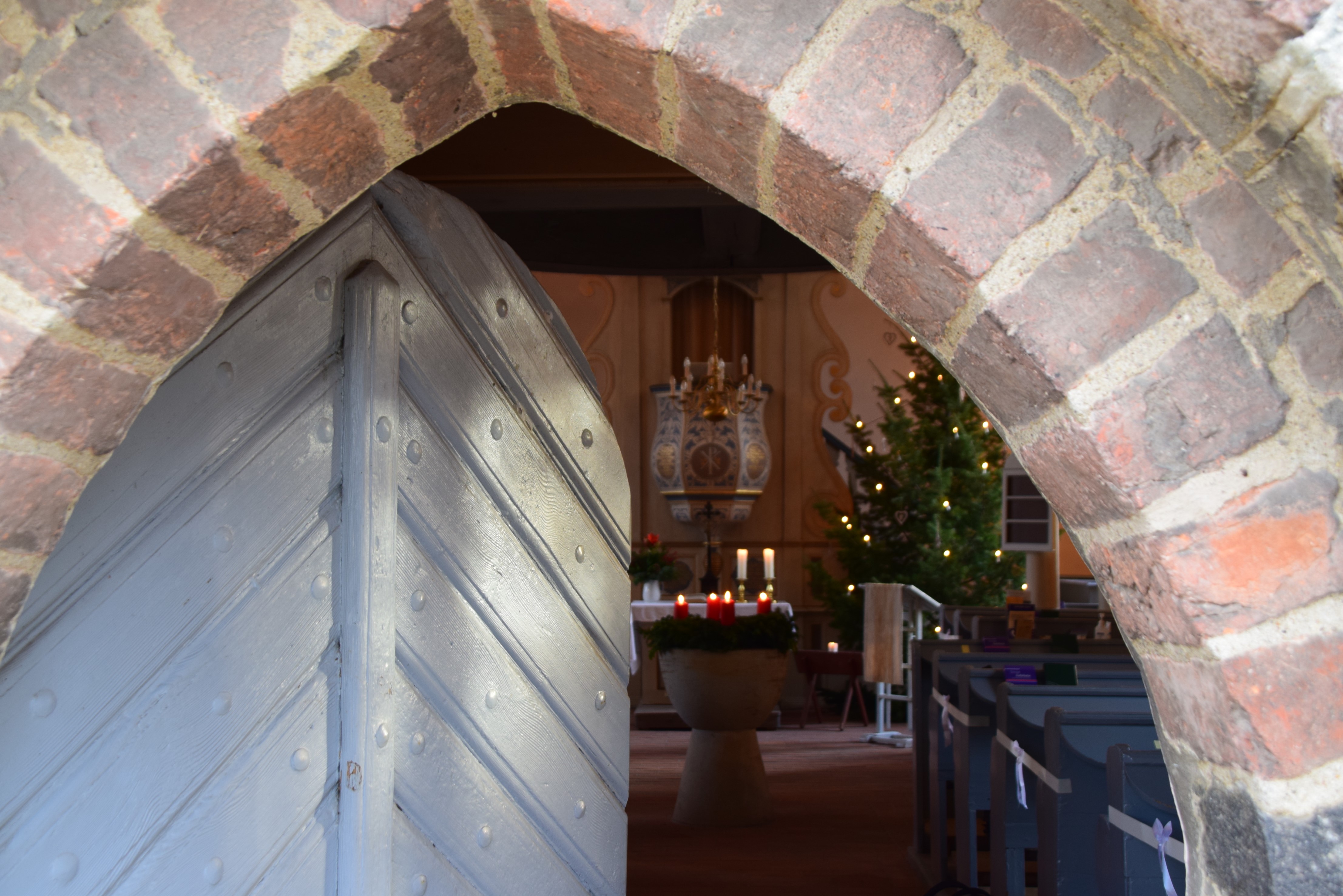 Zwei Mitarbeitende der Evangelischen Jugendarbeit sind durch den Kaputzenpulli mit dem Aufdruck #gesegnet zu erkennen (Foto: Düring/KKZF)