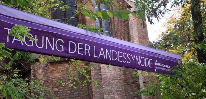Banner Tagung der Landessynode vor Kirche (Foto: EKBO)