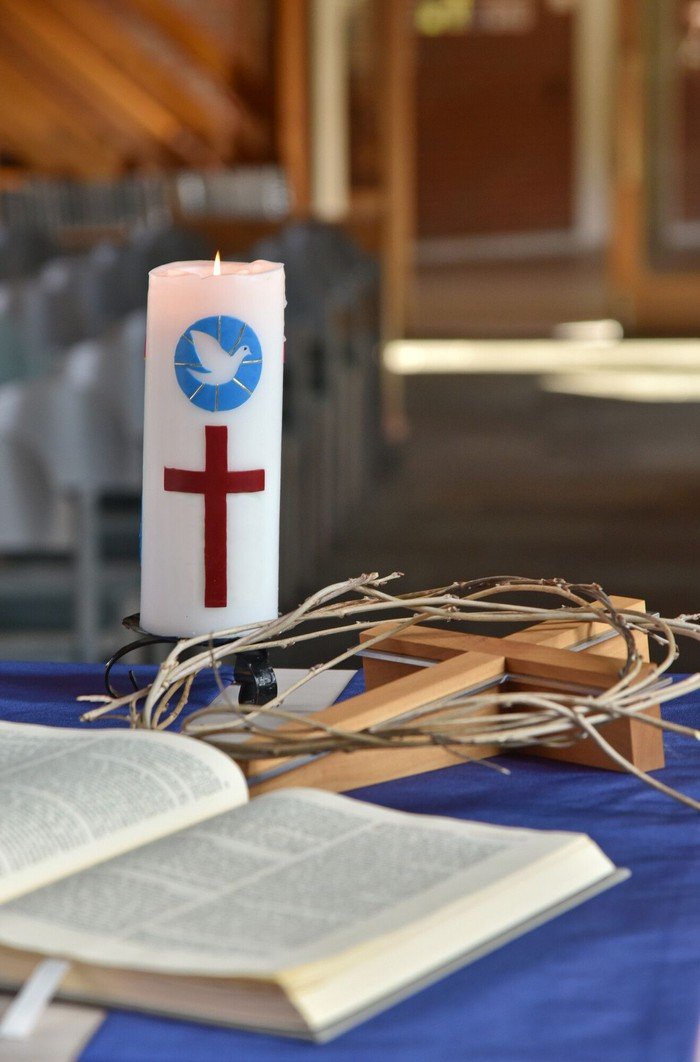 Osterkerze neben Kreuz mit Dornenkrone (Foto: fundus-medien.de)